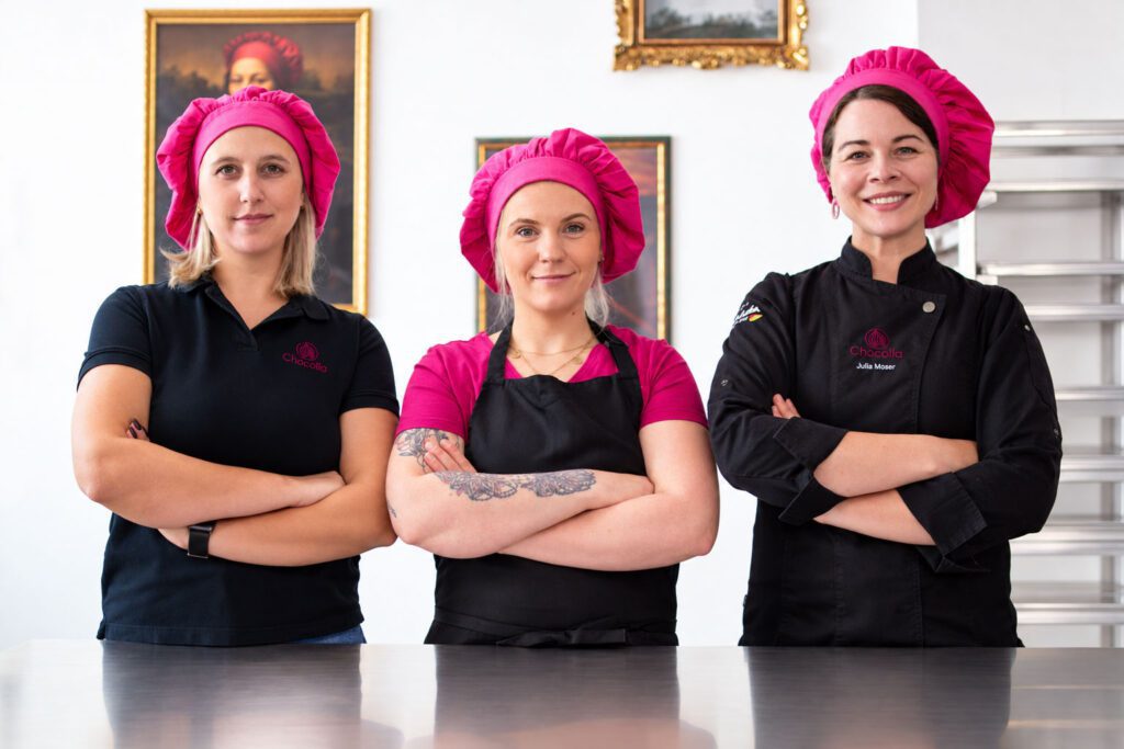 Das Chocolia-Team Kristina, Marie und Julia in der gläsernen Manufaktur in Bergneustadt